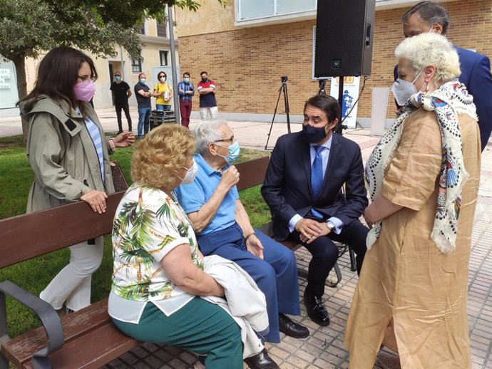 El consejero de Fomento y Medio Ambiente, Suárez-Quiñones, conversa con mayores que han recibido llaves de una viviendaen presencia del alcalde, Carlos García Carbayo, y la subdelegada del Gobierno, Encarnación Pérez.