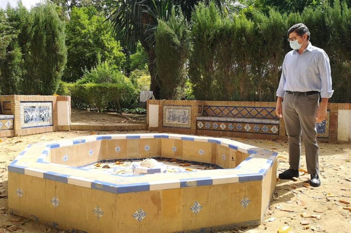 Pimentel, junto a una de las fuentes de los Jardines de Murillo