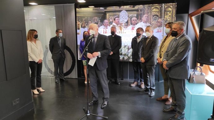 En el centro, Antonio Miguel Méndez Pozo, vicepresidente de la Fundación de la Catedral de Burgos