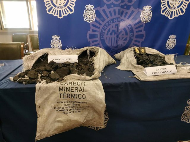 Parte del carbón contaminado que fue hallado en una nave sita en Medina del Campo  (Valladolid).