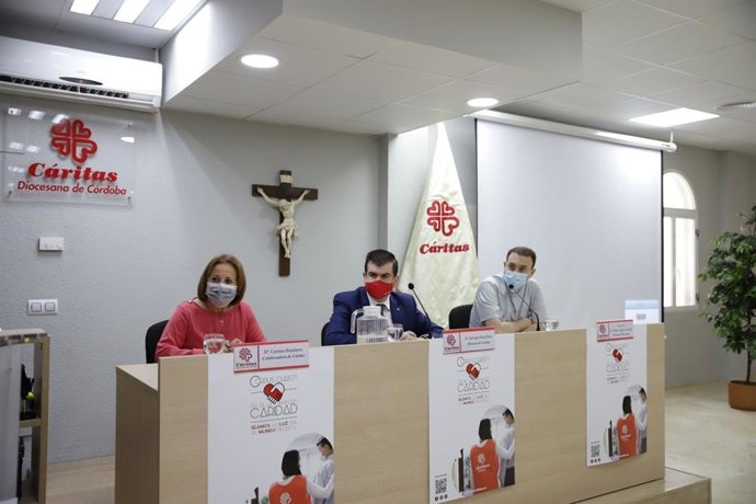 Salvador Ruiz (centro), entre Carmen Bujalance y Pedro Cabello, en la rueda de prensa.