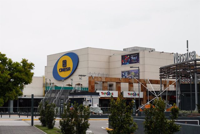 Archivo - Los cines Cinesa del Centro Comercial Nassica inusualmente cerrados durante el Jueves Santo marcado por el confinamiento impuesto por el Estado de Alarma provocado por el coronavirus, COVID19. En Madrid (España) a 9 de abril de 2020.