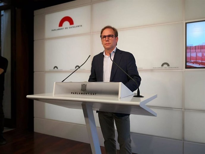 El portavoz de Vox en el Parlament, Joan Garriga, en rueda de prensa en la Cámara catalana el 1 de junio de 2021.