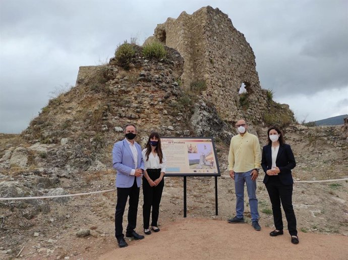 El delegado territorial de Turismo de la Junta de Andalucía en Córdoba, Ángel Pimentel (izda.), en su visita a Carcabuey.