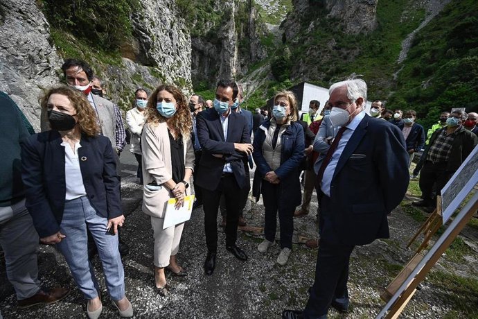 El secretario general de Infraestructuras del Ministerio de Transportes, Movilidad y Agenda Urbana (Mitma), Sergio Vázquez, visita junto a las delegadas del Gobierno en Cantabria y Asturias y otras autoridades el Desfiladero de la Hermida