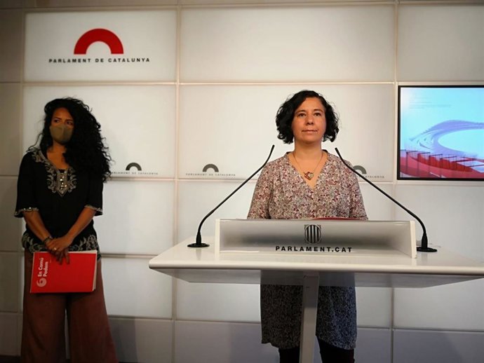 Las diputadas de los comuns en el Parlament Susanna Segovia y Jéssica González en rueda de prensa en el Parlament