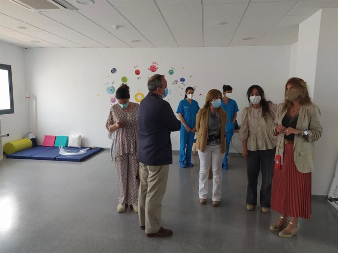 La delegada territorial de Salud y Familias de la Junta en Cádiz, Isabel Paredes, durante la inauguración del nuevo Centro de Atención Infantil Temprana en Trebujena.