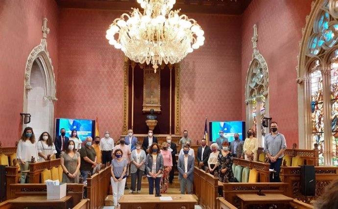 La presidenta del Consell de Mallorca, Catalina Cladera, con los representantes de los ayuntamientos.