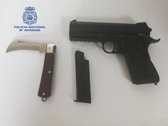 Navaja y pistola simulada intervenida al detenido en el Rafal.