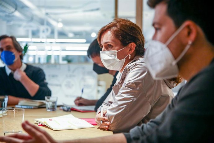 Archivo - El diputado de Más Madrid Héctor Tejero (2i); la candidata del partido a la Presidencia de la Comunidad de Madrid, Mónica García (2d), y el número 2 de la candidatura, Pablo Gómez Perpiny (1d), durante una reunión con empresas a 3 de abril de