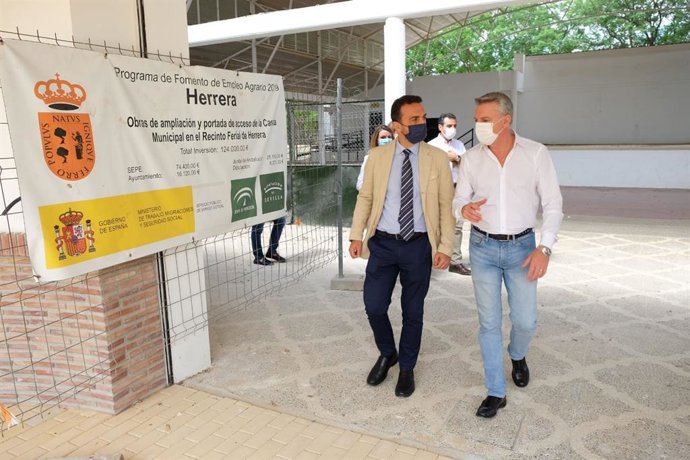 Visita del delegado territorial a la localidad de Herrera, donde se ha reunido con su alcalde.