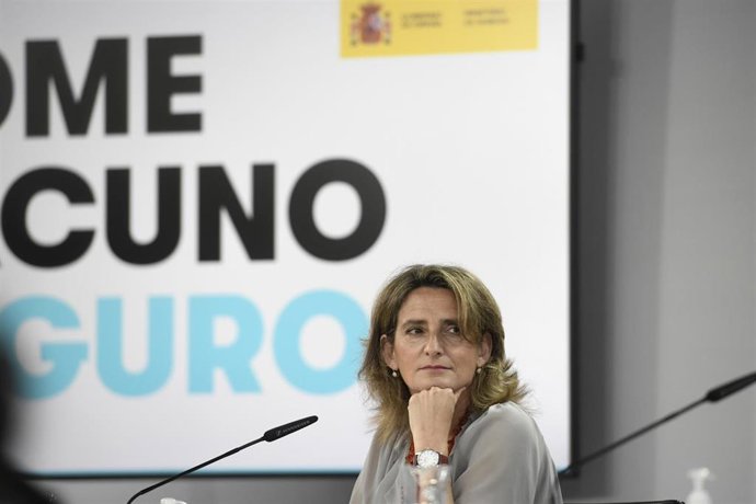 (I-D) La vicepresidenta cuarta y ministra de Transición Ecológica y Reto Demográfico, Teresa Ribera