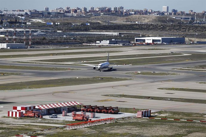 Archivo - Aeropuerto Barajas, pista de aterrizaje y despegue, pista, vista del aeropuerto de Barajas desde la torre de control, avión de aerolíneas Unided