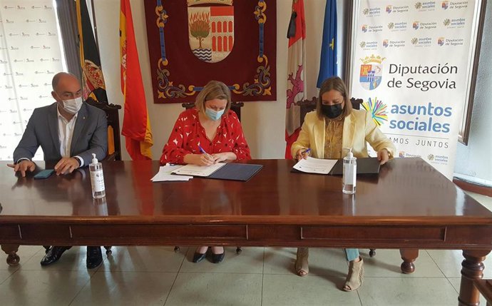 Firma del convenio de colaboración entre la Junta y el Ayuntamiento de Carbonero el Mayor.