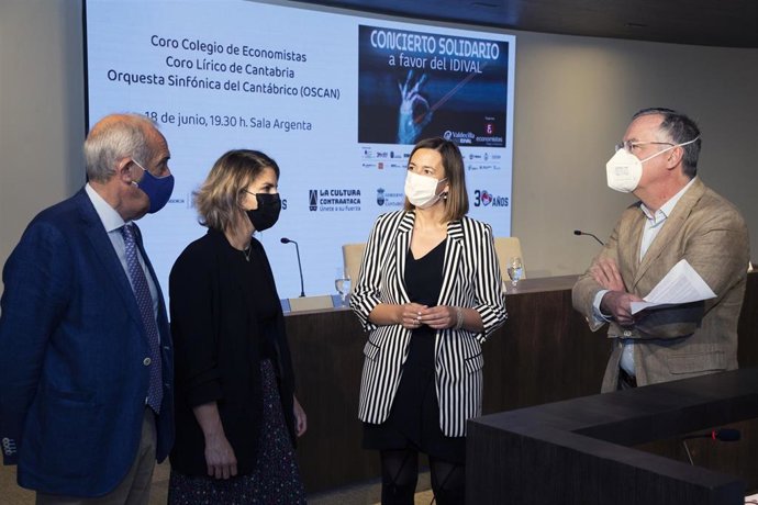 Asistentes a la rueda de prensa de presentación del Concierto Solidario a favor del IDIVAL, organizado por el Colegio de Economistas de Cantabria.