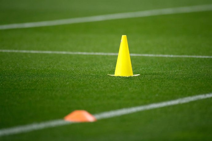 Archivo - Material de entrenamiento deportivo en un campo de fútbol.