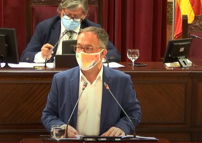 El conseller de Movilidad y Vivienda, Josep Marí, en el Parlament.