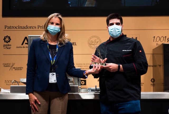 La consejera en funciones de Medio Ambiente con el chef Agustín Herrera, ganador del I Concurso de Alimentos de Madrid Fusión