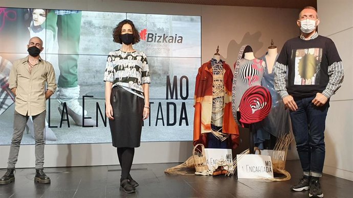Presentación de La Encartada Moda 2021, con la diputada de Euskera, Cultura y Deporte, Lorea Bilbao, del director del proyecto, Alberto Etxebarrieta, y el comisario de arte Aimar Arriola.
