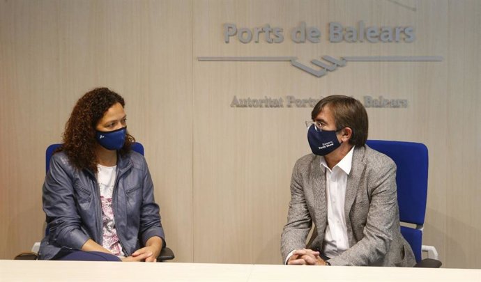 La presidenta del Consell de Mallorca, Catalina Cladera, y el presidente de la APB, Francesc Antich, en la firma del convenio.