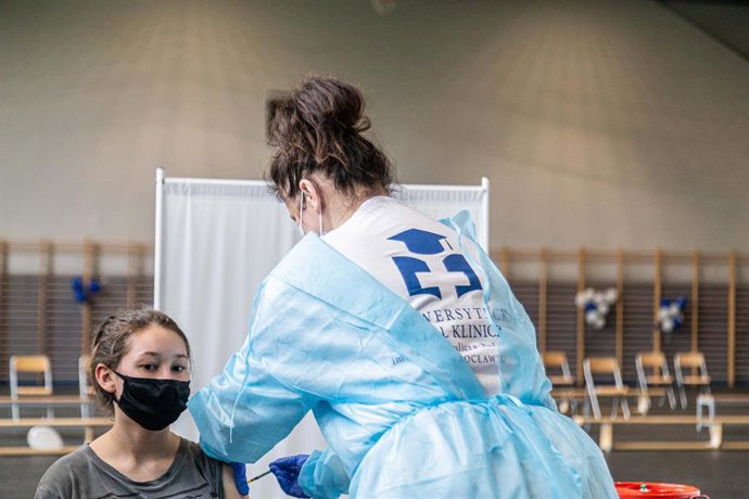 Una mujer recibe la vacuna contra la COVID-19 en la ciudad polaca de Breslavia. 