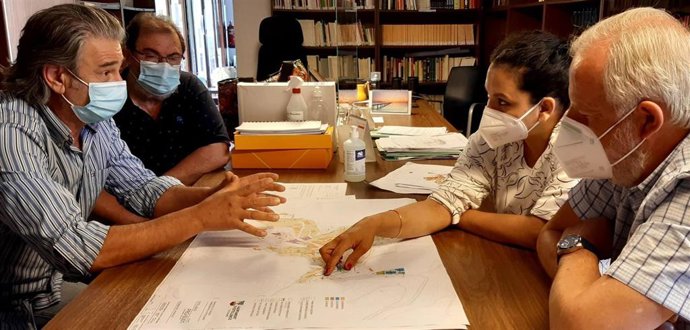 La consellera insular de Territorio, Maria Antonia Garcias, participa en una reunión entre el Consell de Mallorca y el Ayuntamiento de Estellencs para trabajar una propuesta de PGOU.