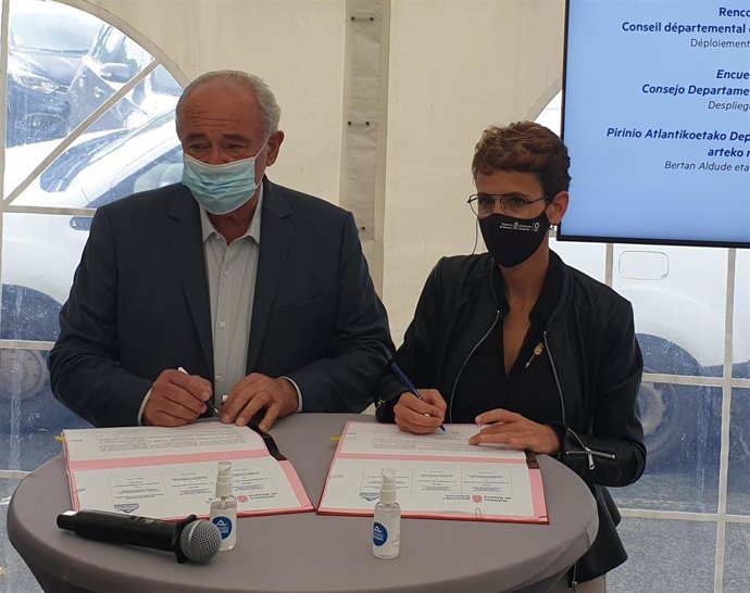 El presidente de Pirineos Atlánticos, Jean Jacques Lasserre, y la presidenta Chivite, en la firma del convenio