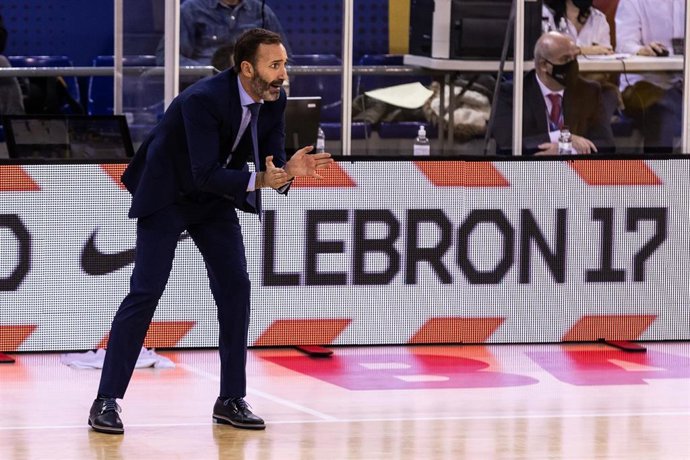 Archivo - Sito Alonso, Head coach of UCAM Murcia  gestures during the Liga Endesa ACB, match between Fc Barcelona  and UCAM Murcia at Palau Blaugrana on January 31, 2021 in Barcelona, Spain.