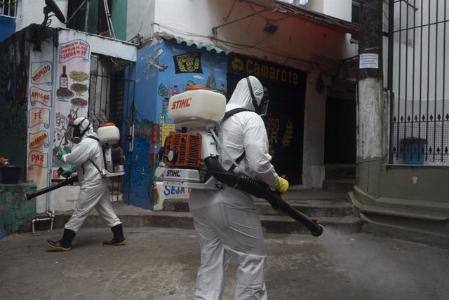 Archivo - Un grupo de trabajadores desinfecta la favela de Santa Marta, en Río de Janeiro, Brasil.