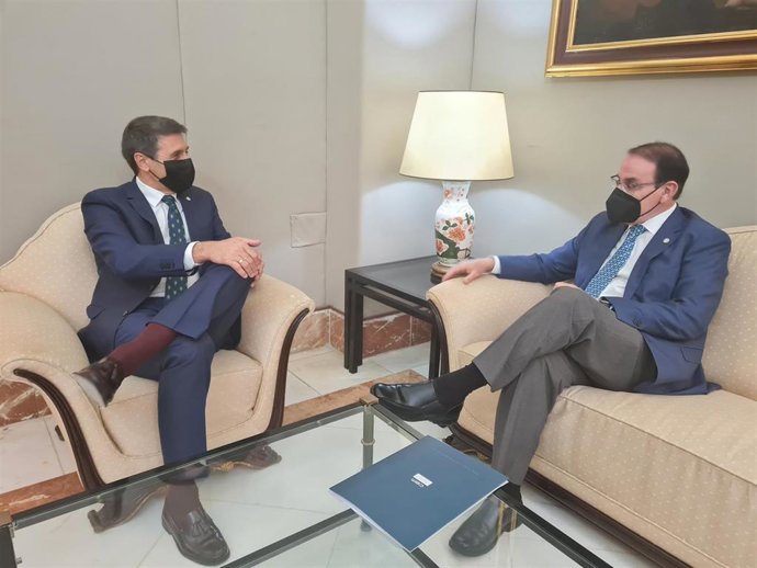 Reunión del delegado del Gobierno, Pedro Fernández, con el presidente de la CEA, Javier González de Lara