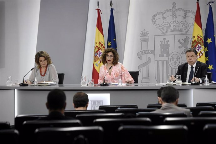 (I-D) La vicepresidenta cuarta y ministra de Transición Ecológica y Reto Demográfico, Teresa Ribera; la ministra Portavoz, María Jesús Montero; y el ministro de Agricultura, Pesca y Alimentación, Luis Planas, comparecen en rueda de prensa posterior al C