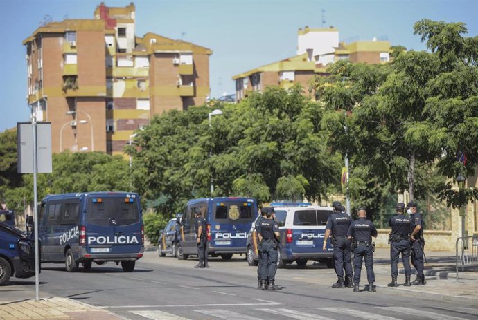 Archivo - Despliegue policial en el Polígono Sur