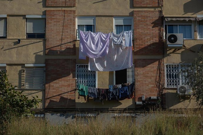 Archivo - Tendederos con ropa colgada en un edificio del barrio de Ciutat Meridiana, en Barcelona.
