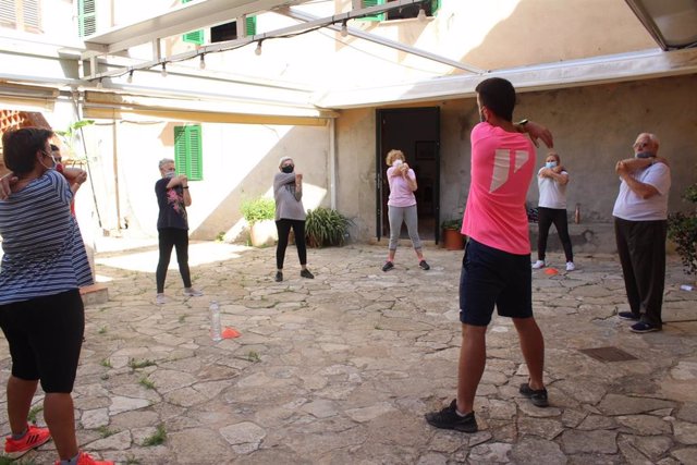 Un grupo de personas práctica ejercicio físico en el marco del programa 'Mou-te amb salut!'.
