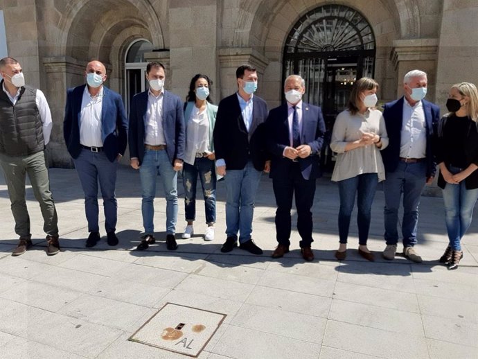 El secretario xeral del PSdeG, Gonzalo Caballero, junto con el presidente de la Diputación de Lugo, José Tomé, y otros cargos de la provincia