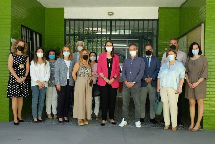 La delegada de Educación y Deporte, Mercedes García Paine, ha visitado este martes el Colegio de Educación Infantil y Primaria (CEIP) Los Olivos de Marbella (Málaga), acompañada de su director, Víctor Manuel García, entre otros