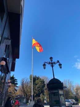 Archivo - Bandera de España instalada en la plaza de La Escandalera.