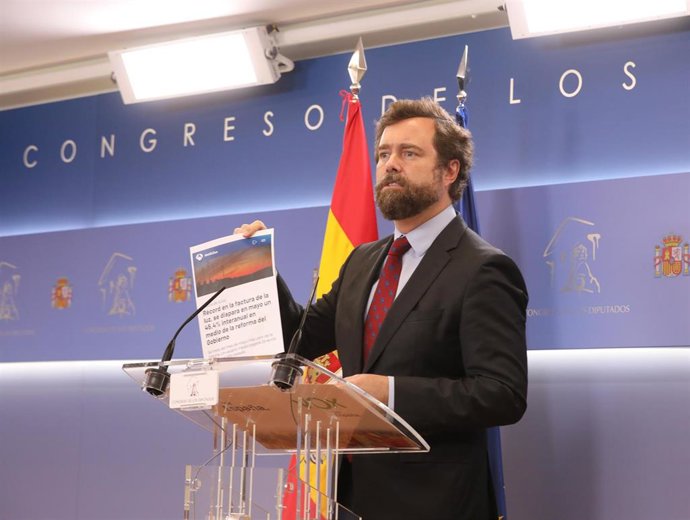 El portavoz de Vox en el Congreso, Iván Espinosa de los Monteros, interviene en una rueda de prensa en el Congreso.