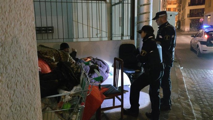 Archivo - Policía Local de Valncia atiende a personas sin hogar por el frío (imagen de archivo)