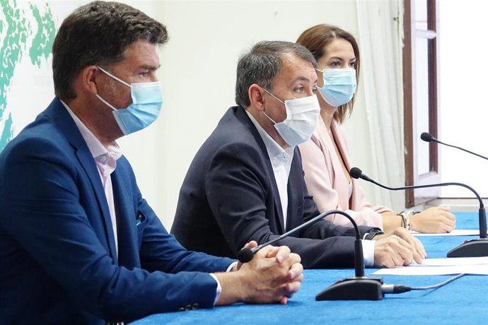 El alcalde de Santa Cruz de Tenerife, José Manuel Bermúdez; el primer teniente de alcalde y concejal de Servicios Públicos, Guillermo Díaz Guerra, y la concejal de Medio Ambiente, Evelyn Alonso.