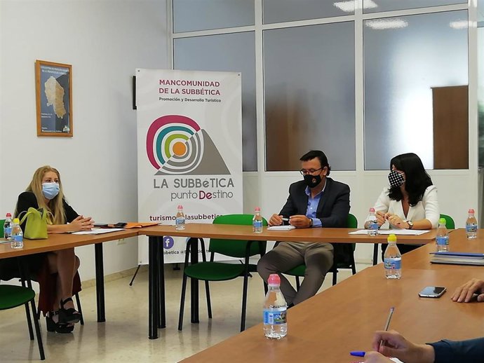 La delegada territorial de Regeneración, Justicia y Administración Local de la Junta en Córdoba, Purificación Joyera (dcha.), se reúne con los alcaldes de la Mancomunidad de la Subbética.