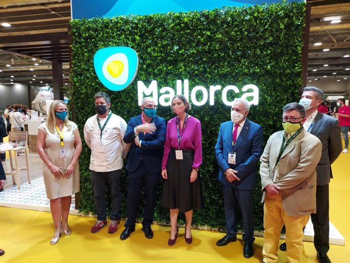 La ministra de Industria, Comercio y Turismo, Reyes Maroto, con el conseller de Turismo y Deportes, Andreu Serra, en Madrid Fusión.