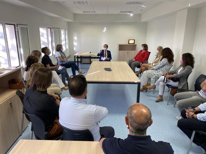 El vicepresidente de la Diputación de Cádiz y responsable de TUGASA, José María Román, durante la reunión con el equipo de administración de TUGASA.