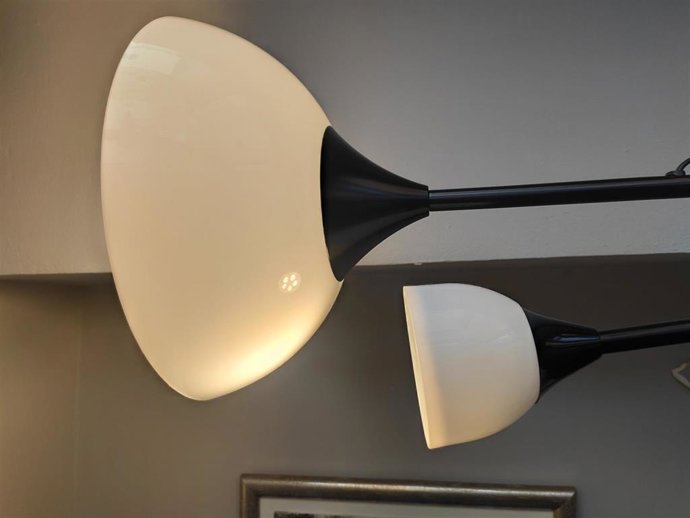 Archivo - La luz será más barata en las conocidas como "horas valle"