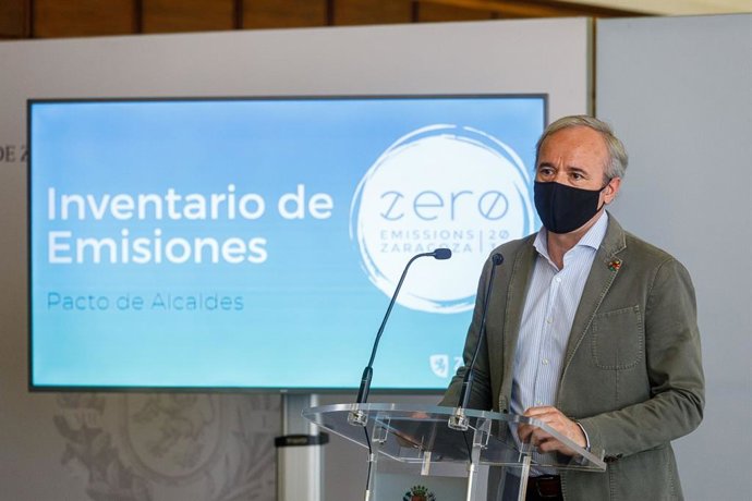 El alcalde de Zaragoza, Jorge Azcón, presenta el último inventario de emisiones de CO2 y la hoja de ruta del gobierno local en esta materia.