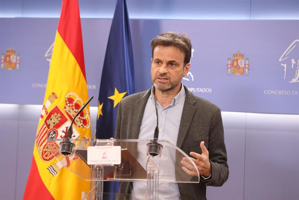 El presidente del grupo parlamentario de Unidas Podemos en el Congreso, Jaume Asens, interviene en una rueda anterior a una junta de Portavoces en el Congreso de los Diputados, a 1 de junio de 2021, en Madrid, (España).