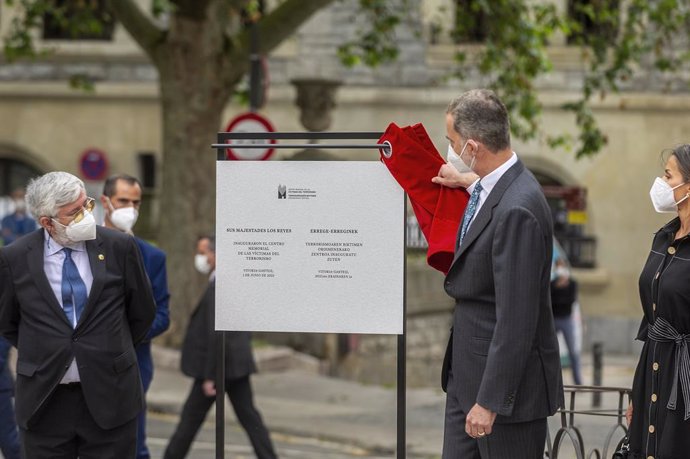 Archivo - El Rey Felipe VI, destapa la placa de inauguración del Centro Memorial de las Víctimas del Terrorismo, a 1 de junio de 2021, en Vitoria, Álava, Euskadi (España). La Fundación Centro para la Memoria de las Víctimas del Terrorismo (FCMVT) tiene 