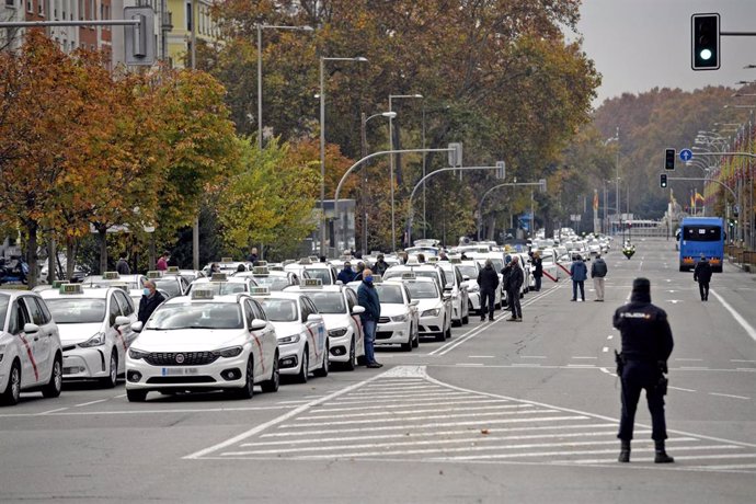 Archivo - Agentes de la Policía Nacional controlan una marcha de taxistas convocada por la FPTM, la Asociación Gremial del Taxi de Madrid y la Asociación Élite Taxi Madrid.