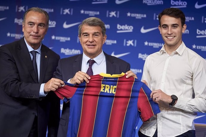 01 June 2021, Spain, Barcelona: Eric Garcia (R) and Barcelona president Joan Laporta (C) pose for a picture with Garcia's new Barcelona jersey during his presentation press conference, after FC Barcelona signed the Spaniard from Manchester City.