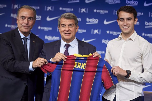 01 June 2021, Spain, Barcelona: Eric Garcia (R) and Barcelona president Joan Laporta (C) pose for a picture with Garcia's new Barcelona jersey during his presentation press conference, after FC Barcelona signed the Spaniard from Manchester City. Photo: 